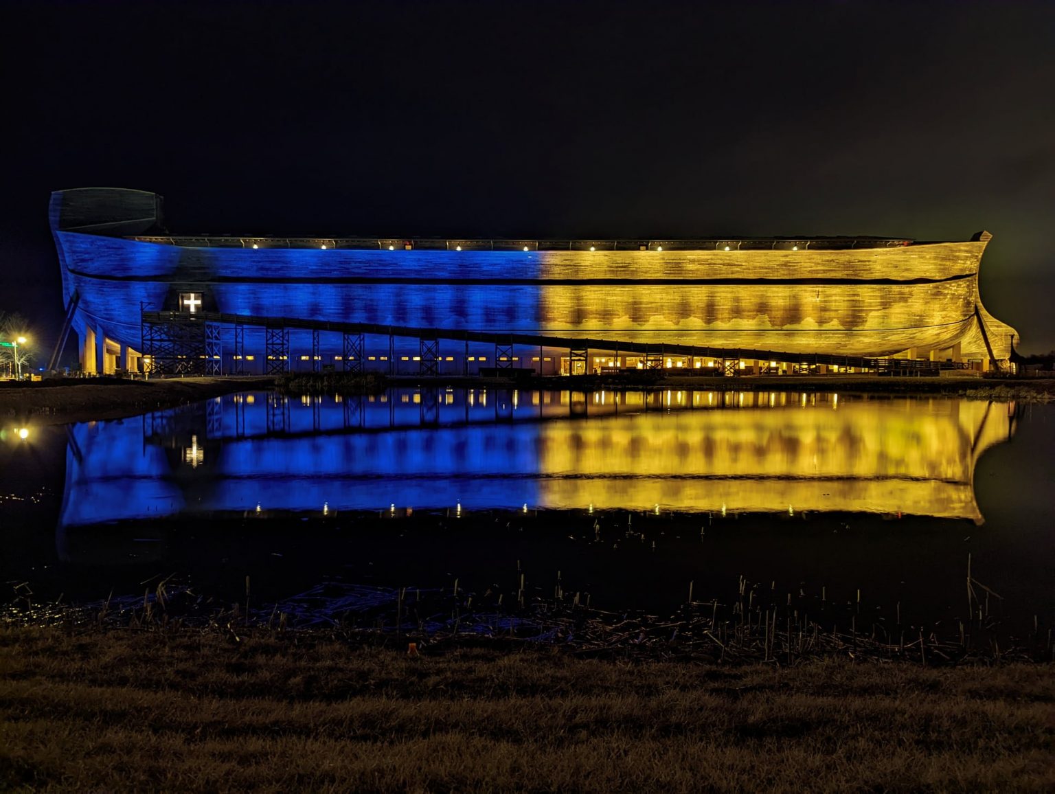 Ark Encounter van Answers in Genesis kleurt blauwgeel uit solidariteit